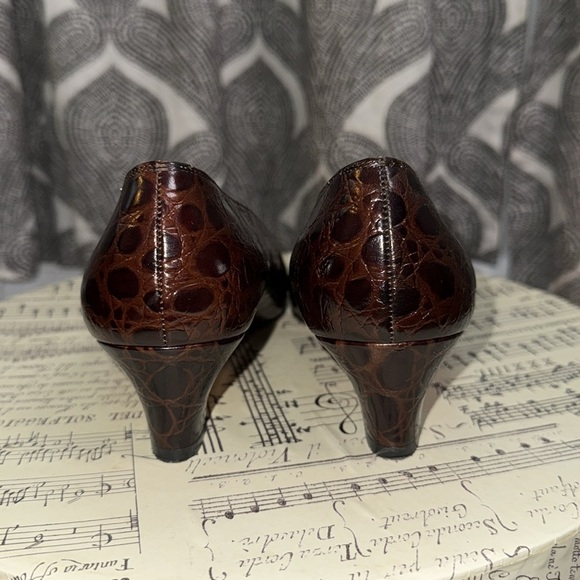 Salvatore Ferragamo Brown Croc Embossed Leather Heels - Picture 3 of 7